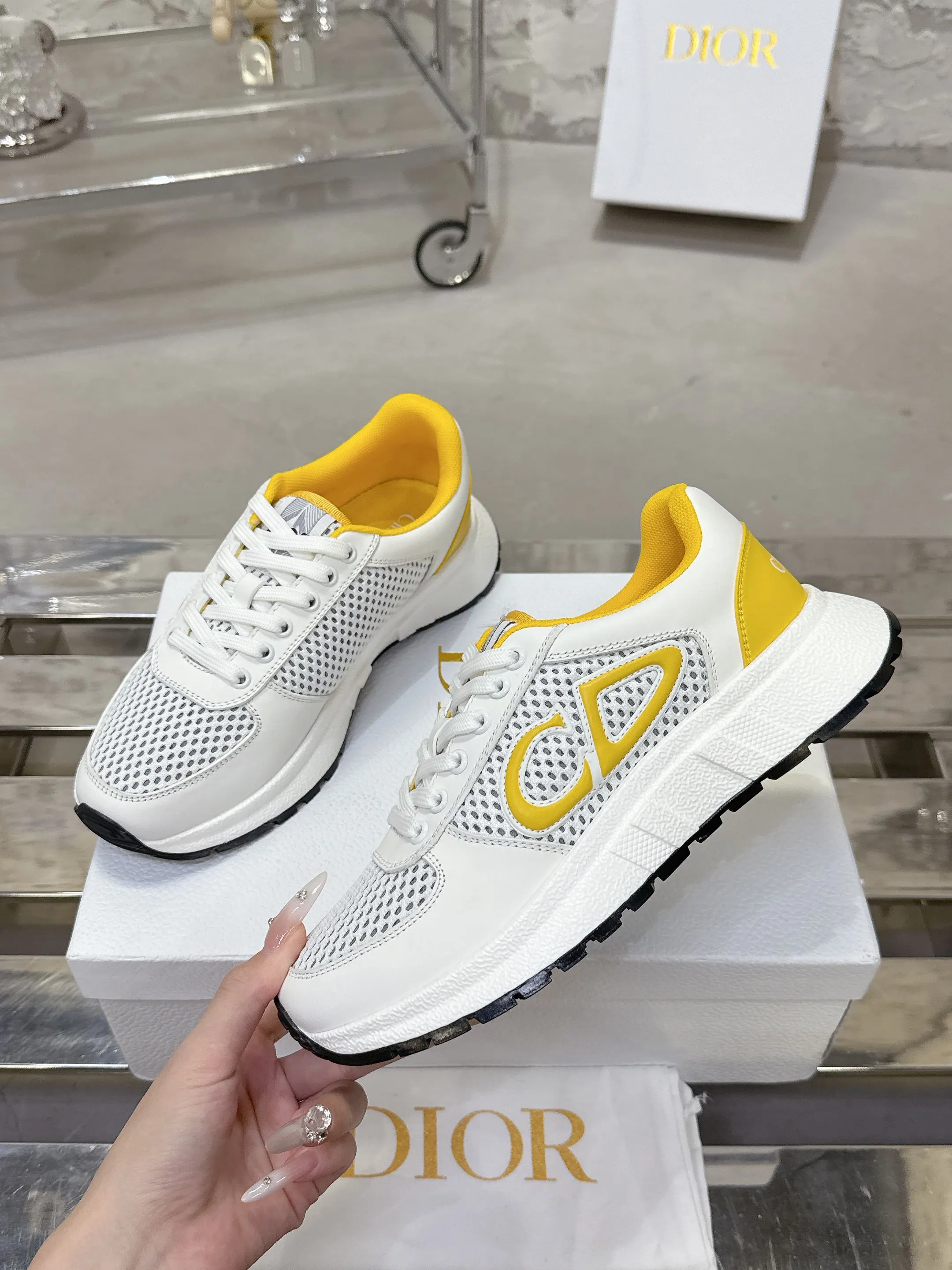 Factory price 680💰 Top version! ! ! Dior Dior's latest Run'n'Dior series, couple's thick-soled casual sneakers, originally purchased, developed and manufactured. This Run'n'Dior reinterprets sports style with an elegant and fashionable shape. The upper is crafted from white mesh fabric and features the Christian Dior Paris signature on the laces and heel. The exquisite two-color sole is light and soft, which can add a high-end temperament to all kinds of casual looks. Exquisite packaging at the delivery counter 🛍📦 ▪️Fabric: Original customized imported first-layer cowhide ▪️Inner lining: Imported original lining ▪️Sole: Original molded non-slip TPU material ▪️Size: Women's 35-41 / Men's 39-46 (Female 40 41 / Men's 38.45.46 customized)